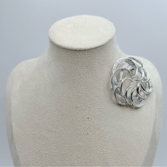 Vintage Sarah Coventry Textured Round Dome Swirl Silver tone Swirl Brooch Pin - Picture 5 of 7